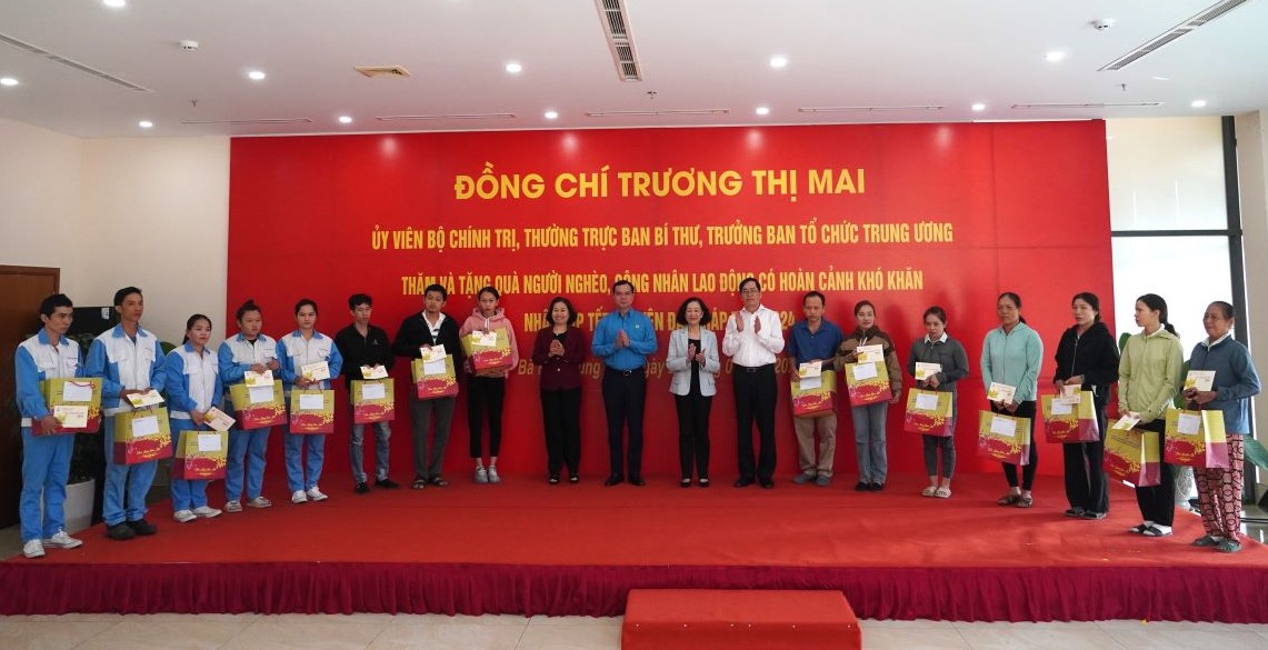  Ủy viên Bộ Chính trị, Thường trực Ban Bí thư, Trưởng ban Tổ chức Trung ương Trương Thị Mai; Ủy viên Trung ương Đảng, Chủ tịch Tổng Liên đoàn Lao động Việt Nam Nguyễn Đình Khang thăm chúc Tết, tặng quà hộ gia đình, công nhân lao động có hoàn cảnh khó khăn tại Bà Rịa - Vũng Tàu. Ảnh: Thành An

