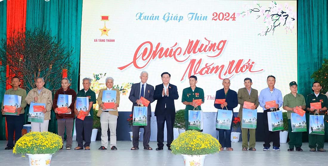 Chủ tịch Quốc hội tặng 200 suất quà Tết cho người có công, hộ nghèo ở huyện Yên Thành. Ảnh: Thành Duy