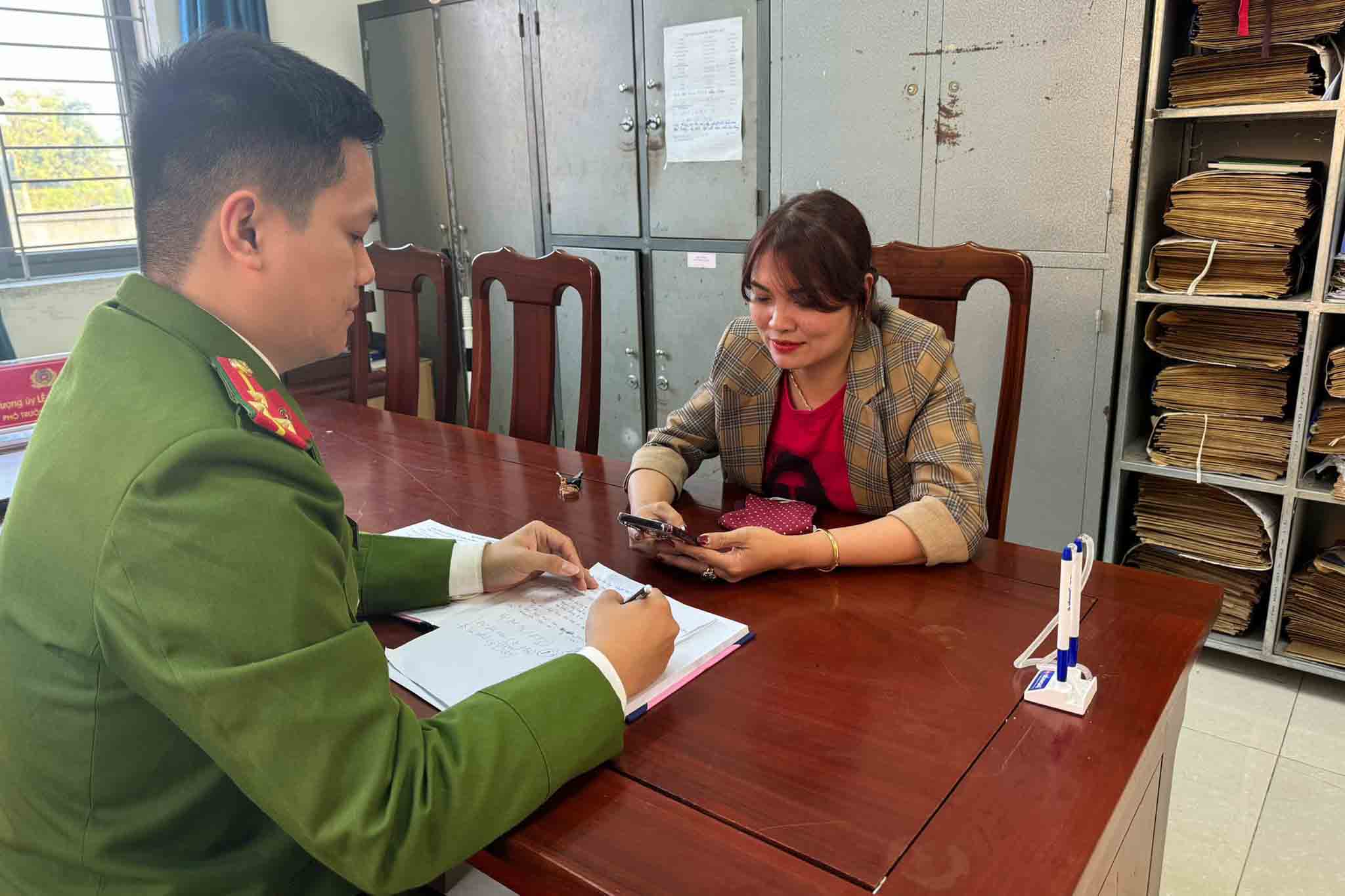 Chị Tuyết báo công an đồng thời chuyển trả lại 50 triệu đồng cho người chuyển nhầm. Ảnh: Công an Hà Tĩnh.