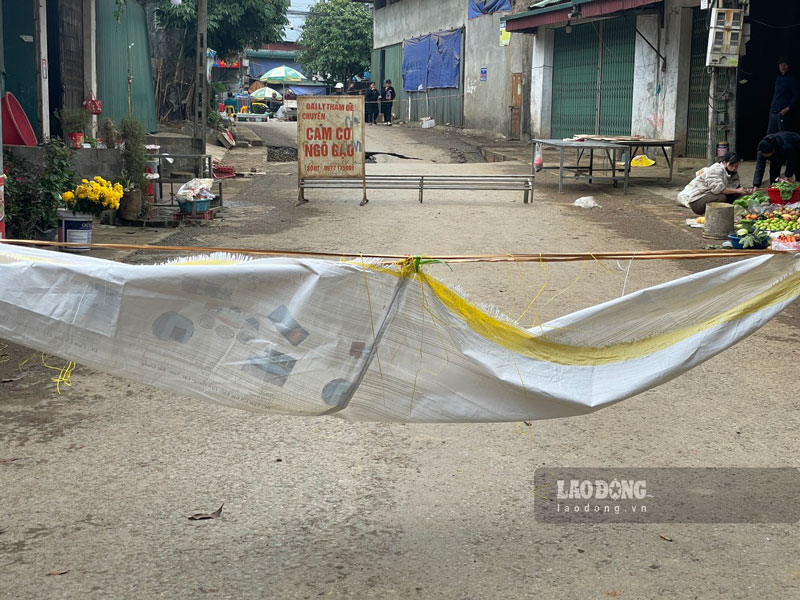 Lực lượng chức năng xã Tây Phong và xã Nam Phong đã rào chắn, giăng dây để cảnh báo nguy hiểm cho người dân và phương tiện khi phải di chuyển qua khu vực này. Ảnh: Đinh Đại