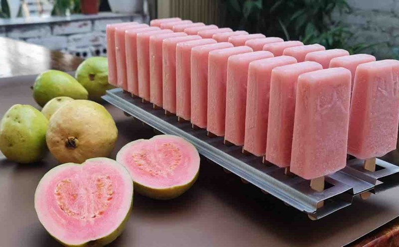 Nhờ loại kem từ trái cây tươi, chủ quán bán hơn nghìn chiếc mỗi ngày. Ảnh: NVCC