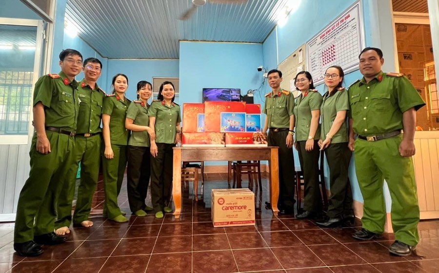 CĐCS Công an huyện Tánh Linh tặng quà cho Tổ công đoàn số 5 tại Công an xã La Ngâu. Ảnh: Công an