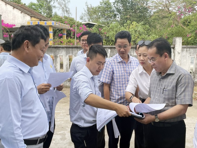 Lãnh đạo tỉnh Quảng Nam trong 1 lần kiểm tra các dự án y tế trên địa bàn. Ảnh: Trịnh Dũng.