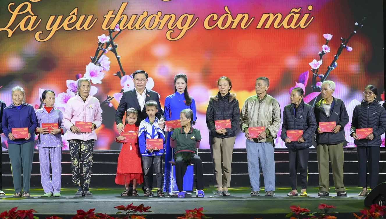 Chủ tịch Quốc hội Vương Đình Huệ tặng quà cho 13 hộ nghèo có hoàn cảnh đặc biệt khó khăn. Ảnh: Thành Cường