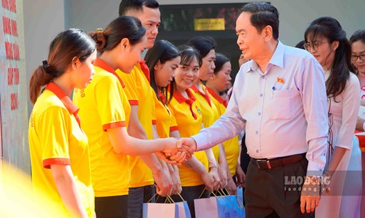 Phó Chủ tịch Thường trực Quốc hội Trần Thanh Mẫn thăm hỏi đời sống, tặng quà cho công nhân, lao động. Ảnh: Nguyên Anh