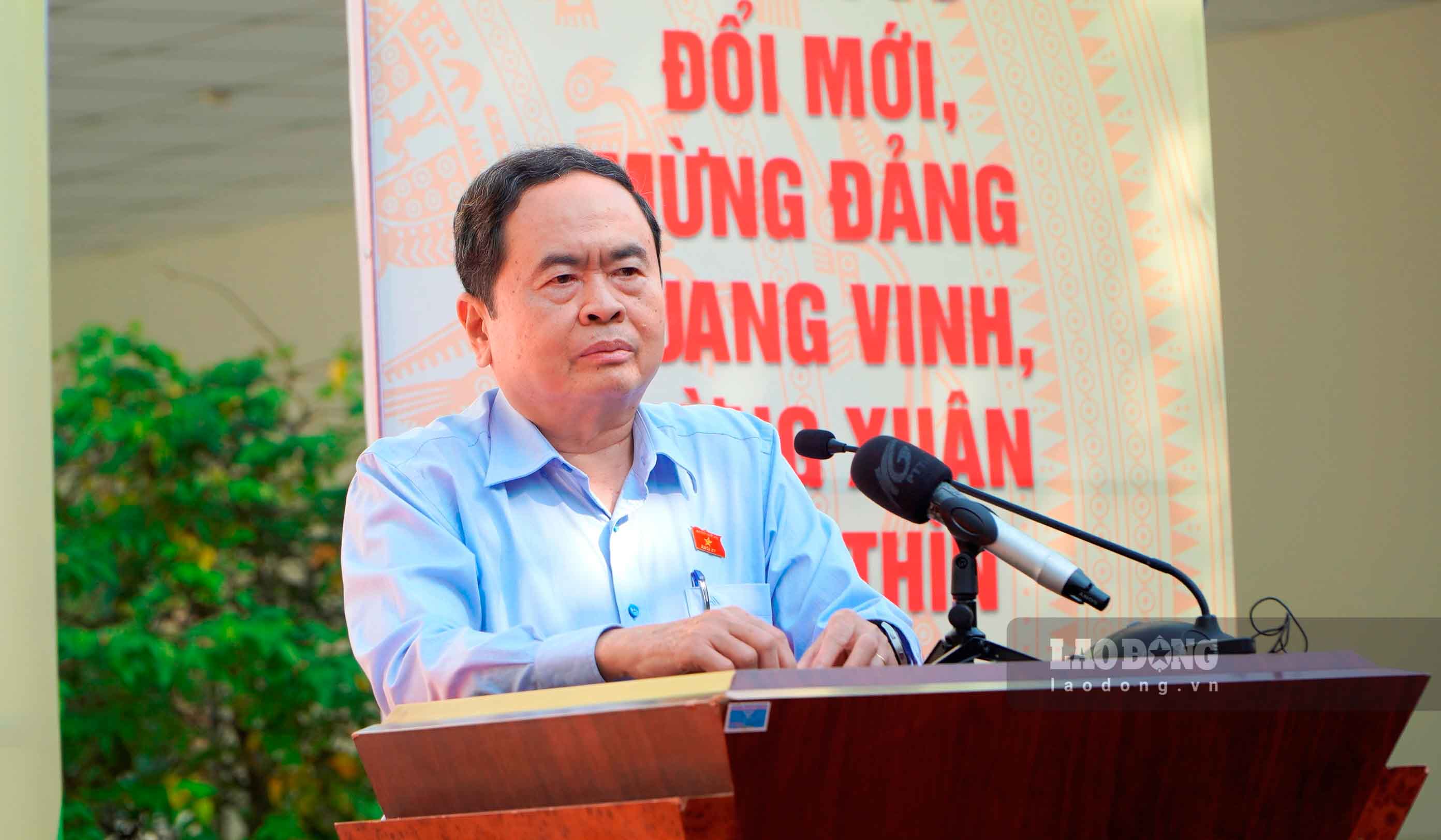 Phó Chủ tịch thường trực Quốc hội Trần Thanh Mẫn phát biểu tại buổi đến thăm công nhân, người lao động khu Cảng cá Tắc Cậu. Ảnh: Nguyên Anh