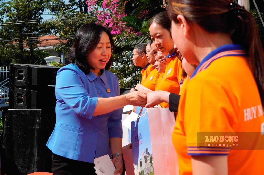 Phó Chủ tịch Tổng LĐLĐ Việt Nam Thái Thu Xương tặng quà cho công nhân, người lao động. Ảnh: Nguyên Anh