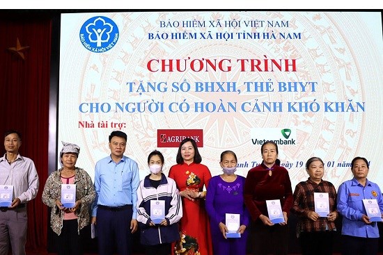 Tặng sổ bảo hiểm xã hội cho người dân có hoàn cảnh khó khăn