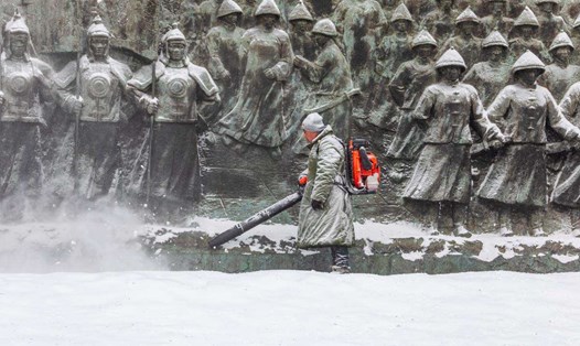 Một công nhân dọn tuyết ở Cát Lâm, Trung Quốc, ngày 21.1.2024. Ảnh: China Daily