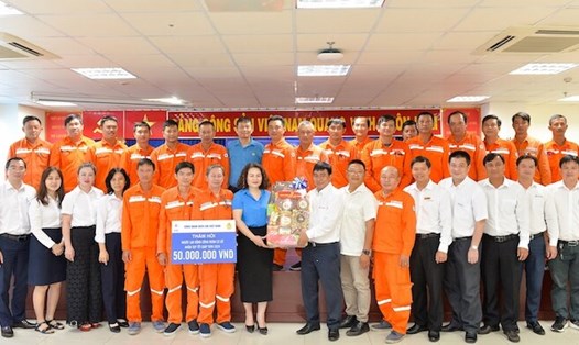 Lãnh đạo Công đoàn Điện lực Việt Nam trao hỗ trợ cho người lao động. Ảnh: CĐĐLVN