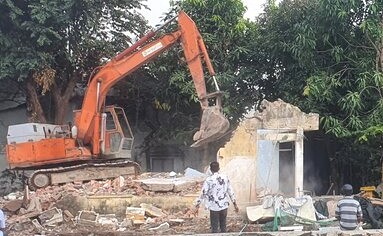 Ngay sau khi gia đình bà Nguyễn Thị Hường đồng ý bàn giao mặt bằng, thành phố Bạc Liêu đã tiến hành tháo dỡ căn nhà mà gia đình đã ở hơn 20 năm bên đường Võ Văn Kiệt, phường 1, thành phố Bạc Liêu, tỉnh Bạc Liêu.