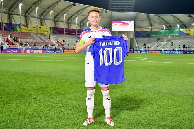 Tiền vệ Theerathon Bunmathan đạt cột mốc 100 lần ra sân cho tuyển Thái Lan. Ảnh: FAT