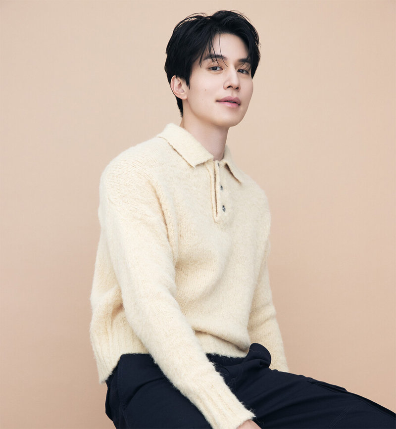 Lee Dong Wook vẫn điển trai và lịch lãm dù đã bước sang tuổi 43. Ảnh: Instagram