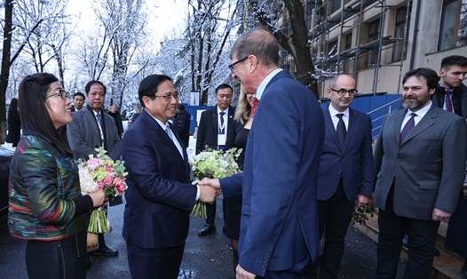 Lãnh đạo Đại học Kỹ thuật Xây dựng Bucharest đón Thủ tướng Chính phủ Phạm Minh chính và Phu nhân tới thăm. Ảnh: VGP