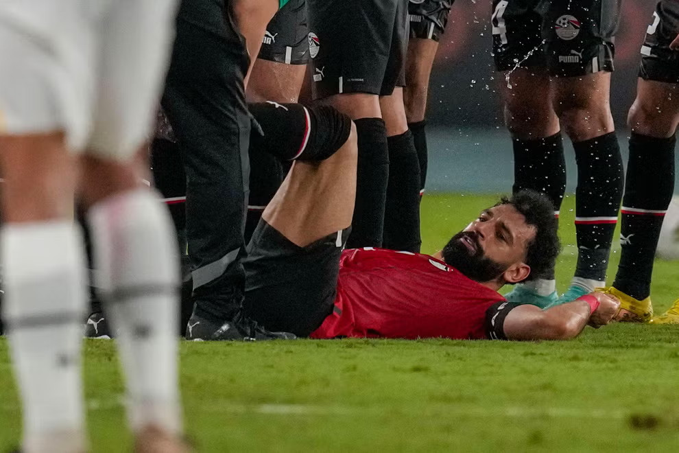 Liverpool sẽ theo dõi sát sao tình hình chấn thương của Salah trong thời gian tới.  Ảnh: The Guardian 