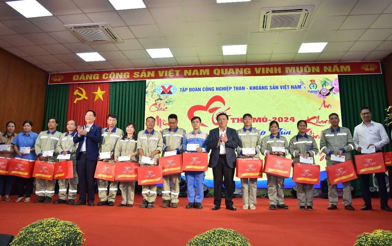 Ông Nguyễn Xuân Thắng (giữa) - Ủy viên Bộ Chính trị, Giám đốc Học viện Chính trị Quốc gia Hồ Chí Minh, Chủ tịch Hội đồng Lý luận Trung ương - trao quà cho công nhân, lao động tại "Tết Thợ mỏ" 2024 vùng Tây Nguyên ngày 19.1.2024. Ảnh: Truyền thông TKV
