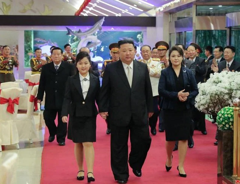 Nhà lãnh đạo Triều Tiên Kim Jong-un, cùng vợ Ri Sol-ju và con gái Kim Ju-ae, tại tiệc kỷ niệm 75 năm thành lập Quân đội Nhân dân Triều Tiên tại Bình Nhưỡng, tháng 2.2023. Ảnh: KCNA