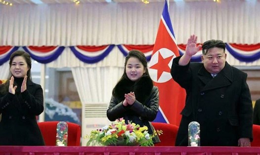 Ông Kim Jong-un vẫy tay chào khi xem buổi biểu diễn đón năm mới hoành tráng cùng con gái Kim Ju-ae (giữa) và phu nhân Ri Sol-ju (trái), vào ngày 31.12.2023. Ảnh: KCNA