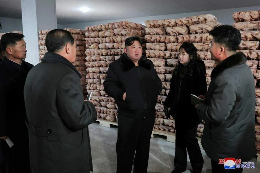 Nhà lãnh đạo Triều Tiên Kim Jong-un cùng con gái Kim Ju-ae thăm trang trại gà Kwangchon, gần Bình Nhưỡng, ngày 7.1.2024. Ảnh: KCNA