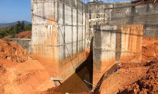 Cửa xả nước thừa của nhà máy thủy điện Đăk Piu 2 (huyện Ngọc Hồi, tỉnh Kon Tum). Ảnh: Lê Nguyên