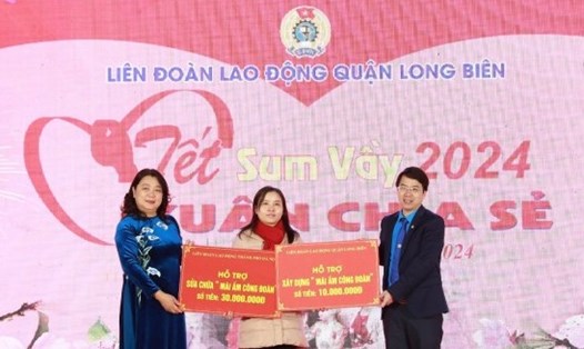 Trao hỗ trợ Mái ấm Công đoàn cho đoàn viên tại Tết Sum vầy - Xuân chia sẻ do LĐLĐ quận Long Biên tổ chức. Ảnh: CĐCS
