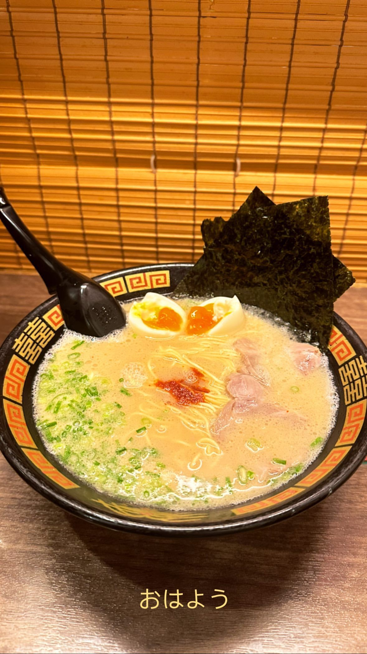 Trở về Tokyo, cặp đôi tranh thủ ăn mì ramen truyền thống, tham quan triển lãm nghệ thuật nổi tiếng teamLab Planets.