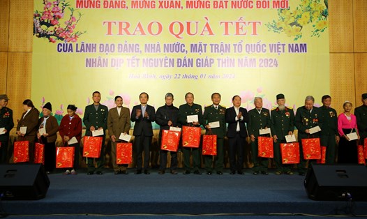 Phó Thủ tướng Chính phủ Trần Lưu Quang đã trao quà Tết cho các gia đình chính sách, hộ nghèo, đồng bào dân tộc thiểu số, người có uy tín, công nhân lao động tỉnh Hòa Bình. Ảnh: Anh Đào