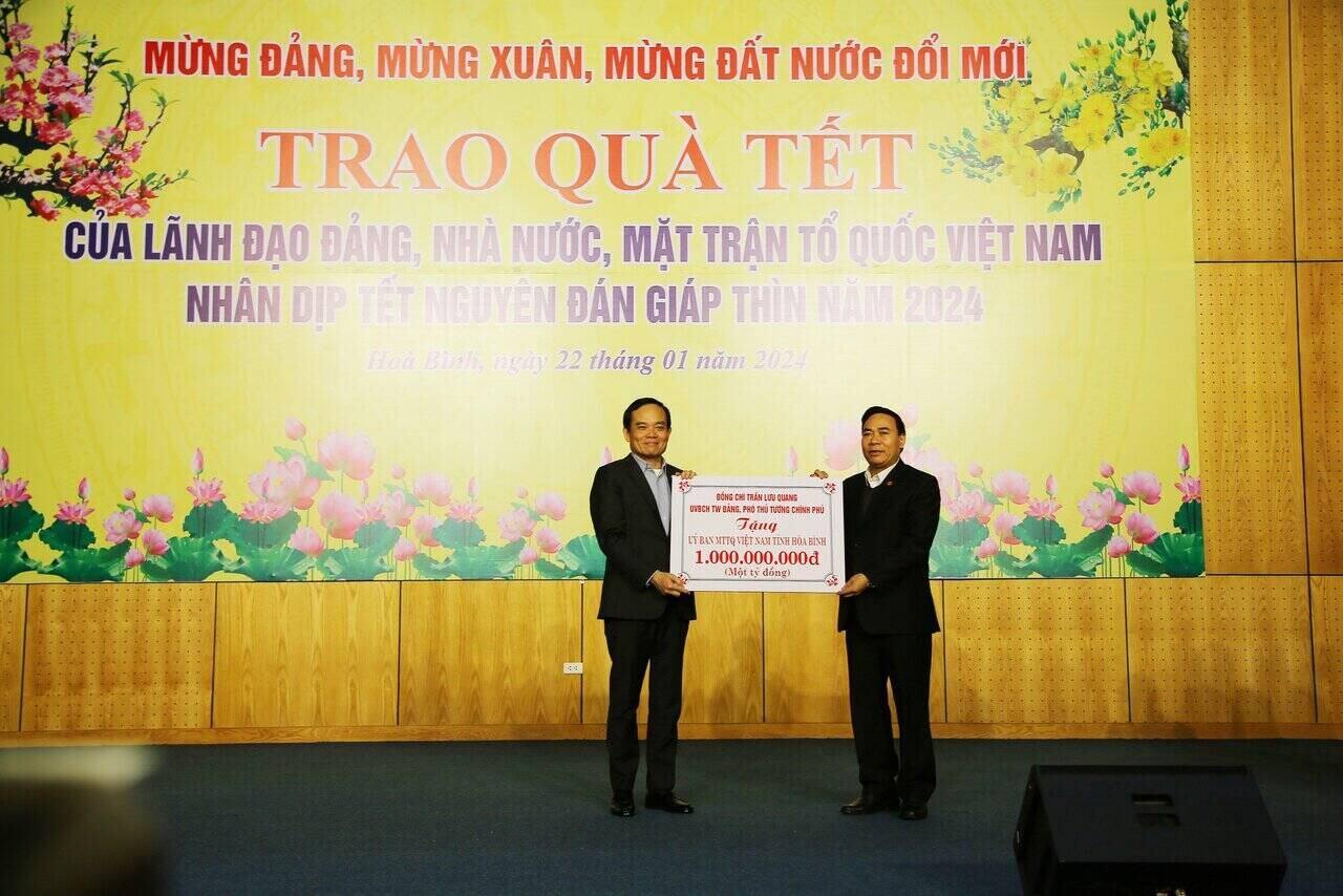 Phó Thủ tướng Chỉnh phủ trao tặng Quỹ Vì người nghèo tỉnh Hòa Bình 1 tỉ đồng. Ảnh: Anh Đào