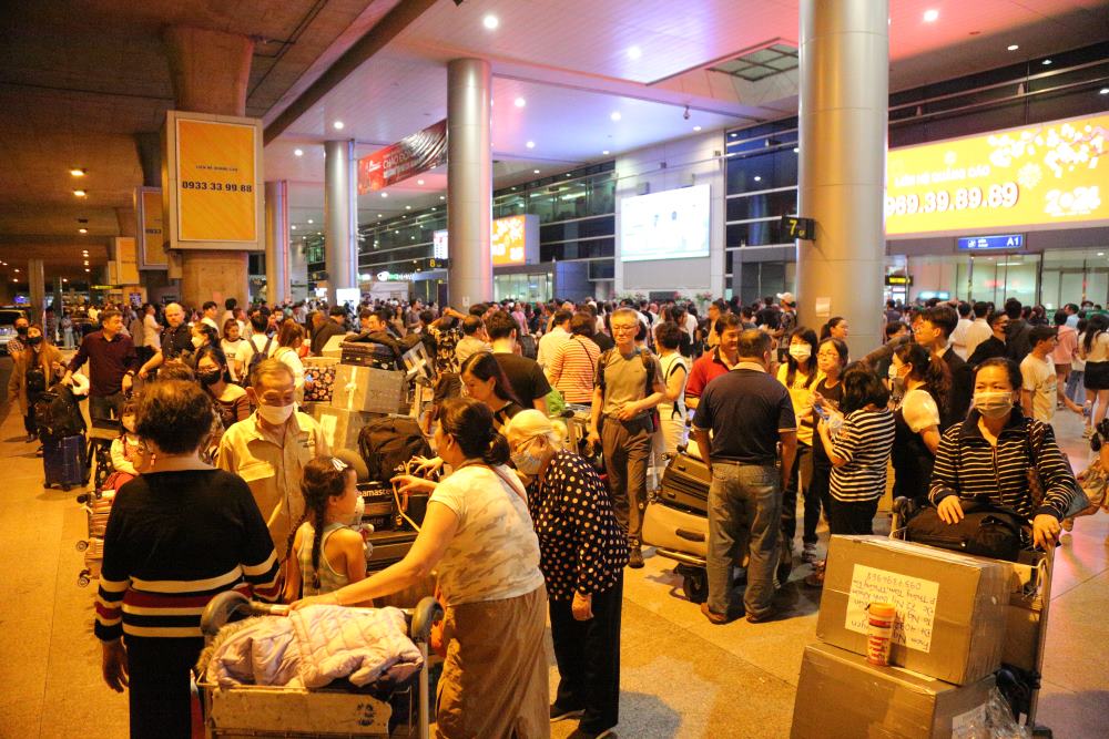 Theo ghi nhận của PV, vào khoảng từ 20h ngày 21.1, ga quốc tế sân bay Tân Sơn Nhất đã nhộn nhịp, ồn ào tiếng nói cười của người thân các Việt kiều sẽ về nước trong đêm 21.1 và rạng sáng 22.1. 