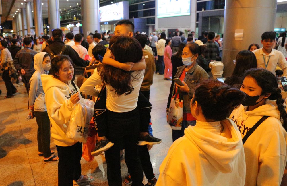  Nhiều người dân khi thấy thân nhân là Việt kiều vừa ra khỏi cửa đã chạy đến ôm chầm trong sự vui mừng, hạnh phúc  
