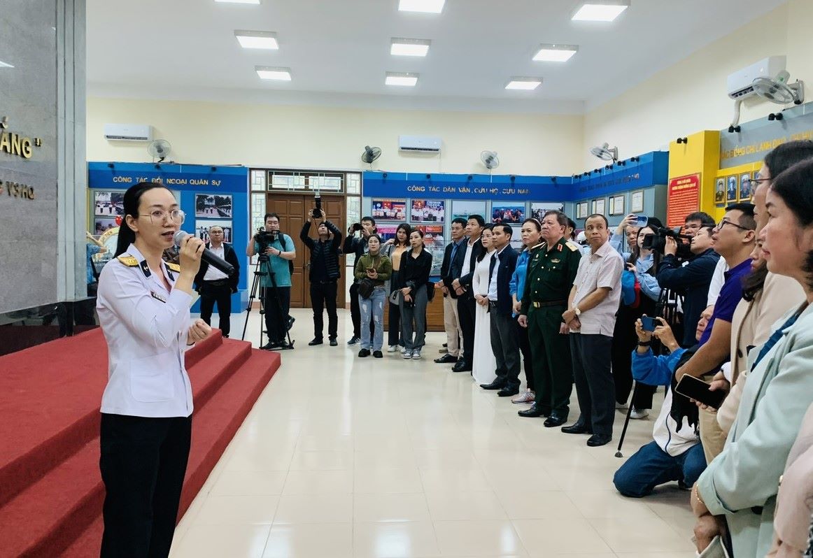 Đoàn công tác tham quan nhà truyền thống Bộ Tư lệnh Vùng 3 Hải quân trước khi thăm các đảo. Ảnh: An Thượng
