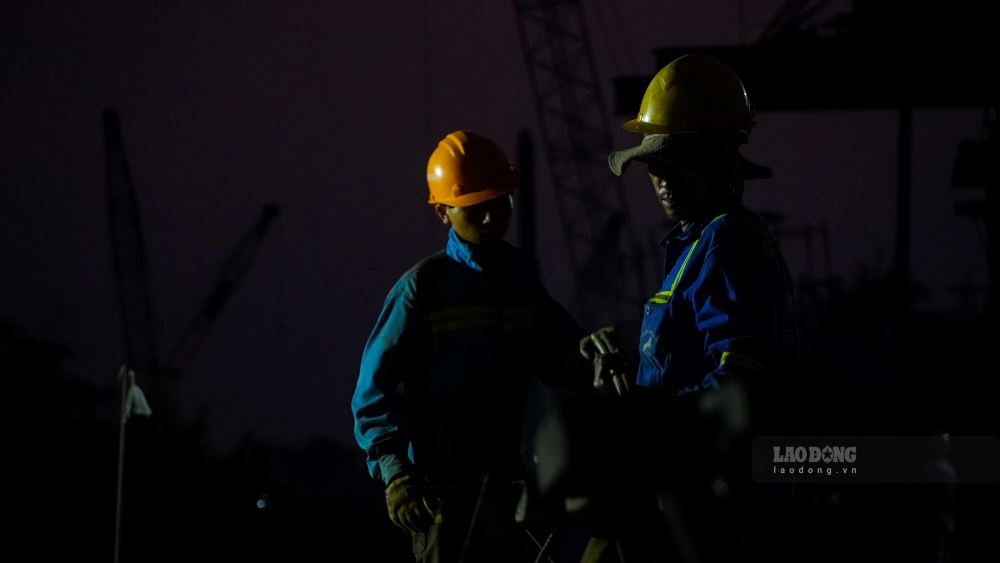 Tại cầu vượt nút giao IC2 phường Tân Phú, quận Cái Răng, Cần Thơ (nút giao nối vào quốc lộ 91 - Nam Sông Hậu, TP Cần Thơ), các công nhân tăng ca thi công cả ban đêm.