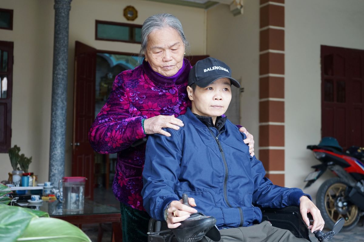 Bà Lương Thị Hường đồng hành, chăm sóc con gái suốt 2 thập kỷ qua. Ảnh: Quách Du