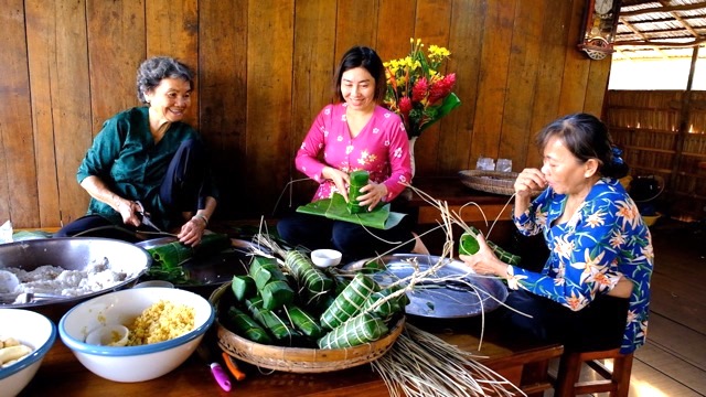 “Hoạt động được du khách yêu thích nhất là tự tay trải nghiệm gói bánh tét, quây quần bên bếp lửa hồng, kể cho nhau nghe những vui buồn của một năm đã qua”, bà Phước nói.