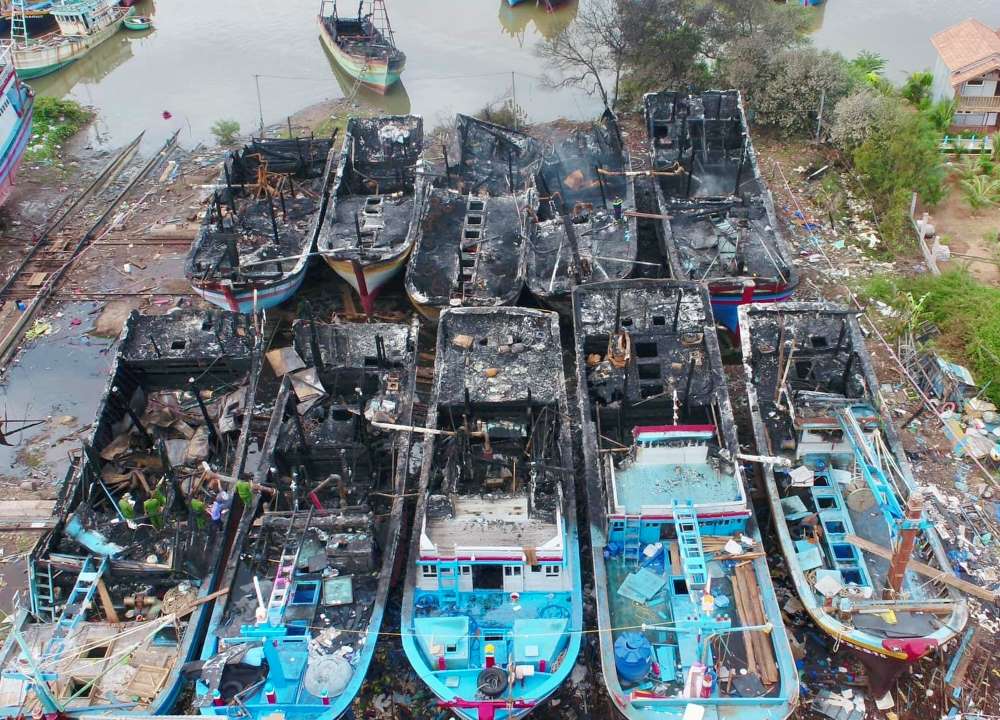 Toàn cảnh 11 tàu cá bị cháy tại ụ sửa chữa ở Phan Thiết. Ảnh: Phạm Duy