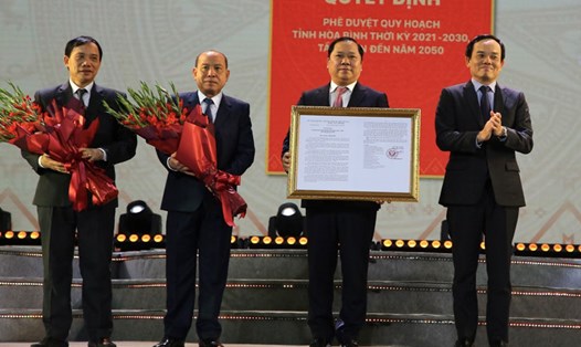 Phó Thủ tướng Chính phủ Trần Lưu Quang trao Quyết định của Thủ tướng Chính phủ Quy hoạch tỉnh Hòa Bình thời kỳ 2021 - 2030, tầm nhìn đến năm 2050. Ảnh: Anh Đào