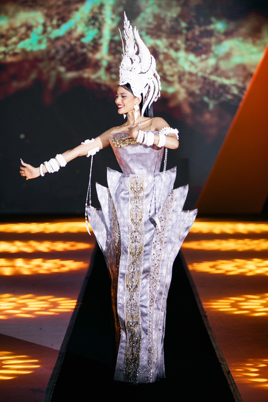 Á hậu Trương Thị May đã có màn trình diễn độc đáo khi kết show của NTK Danh Tính. 