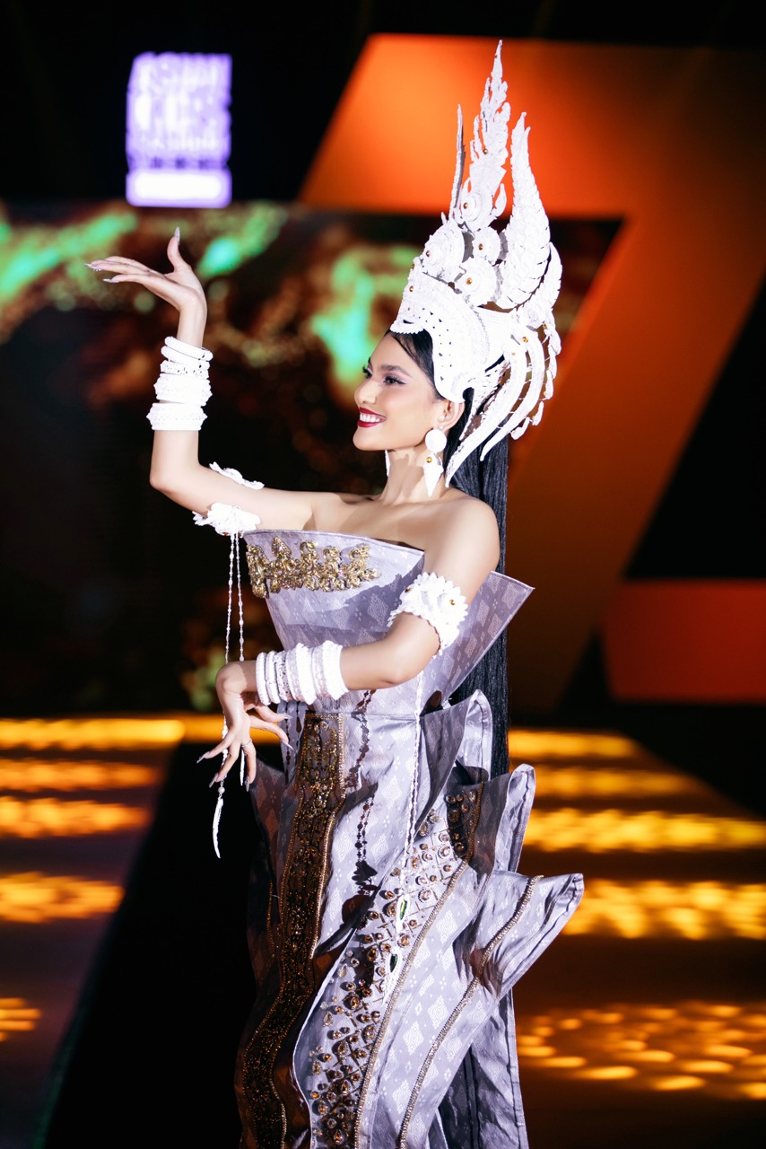 Phần múa minh hoạ giới thiệu điệu múa Apsara truyền thống của đã tạo nên điểm nhấn đặc biệt mà Trương Thị May mang tới sự kiện này.  