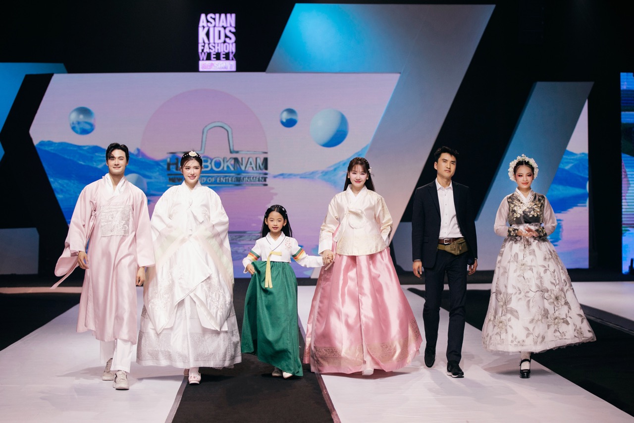 Tối qua, Harin Won catwalk nhẹ nhàng, khoan thai khi khoác lên mình bộ trang phục truyền thống Hàn Quốc.