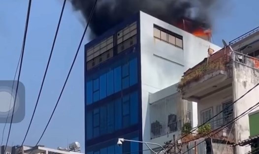 Cháy lớn sân thượng tòa nhà cao tầng ở quận Gò Vấp. Ảnh: Minh Anh