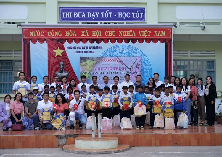 Công đoàn cơ sở Cửu Long JOC trao quà dịp Tết cho học sinh điểm trường Đa Nhinh. Ảnh: CĐCS