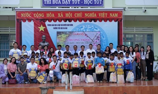Công đoàn cơ sở Cửu Long JOC trao quà dịp Tết cho học sinh điểm trường Đa Nhinh. Ảnh: CĐCS
