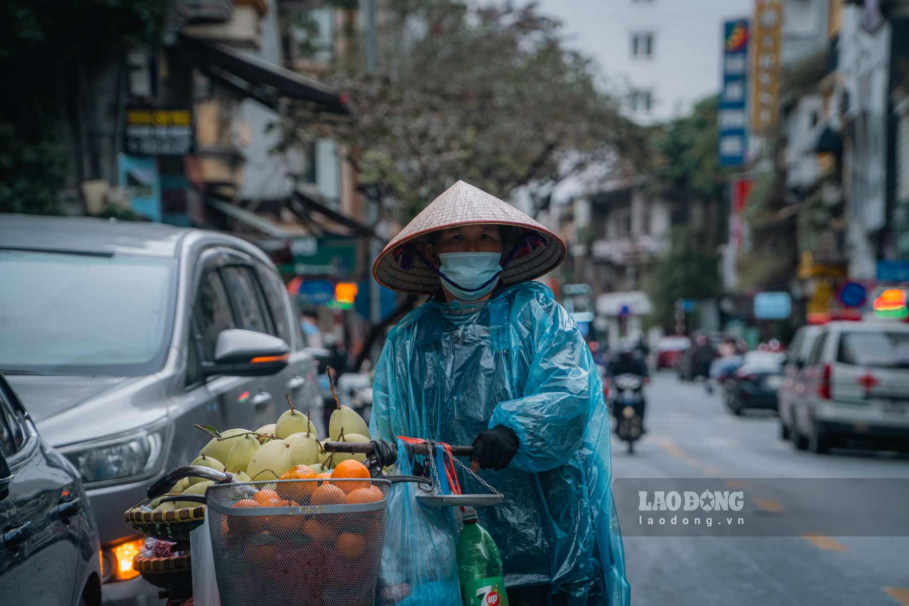 Người lao động gồng mình mưu sinh trong mưa rét 11 độ C