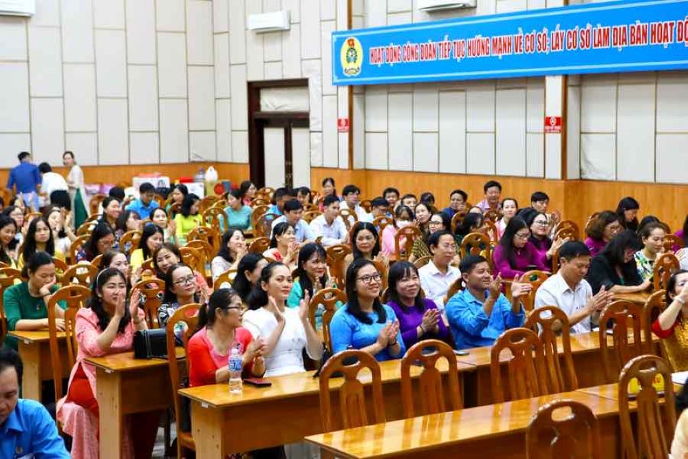 Các nữ cán bộ, nhà giáo, người lao động ngành giáo dục Bình Thuận tham dự chương trình do công đoàn ngành tổ chức. Ảnh: Duy Tuấn