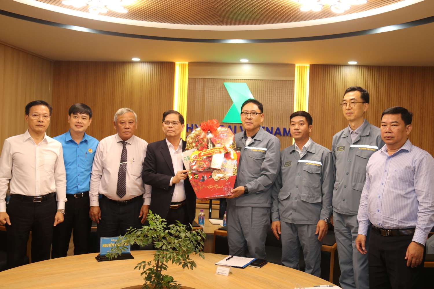 Ông Nguyễn Tấn Tuân- Chủ tịch UBND tỉnh Khánh Hòa và đoàn công tác thăm chúc Tết doanh nghiệp đóng tàu. Ảnh: Phương Linh