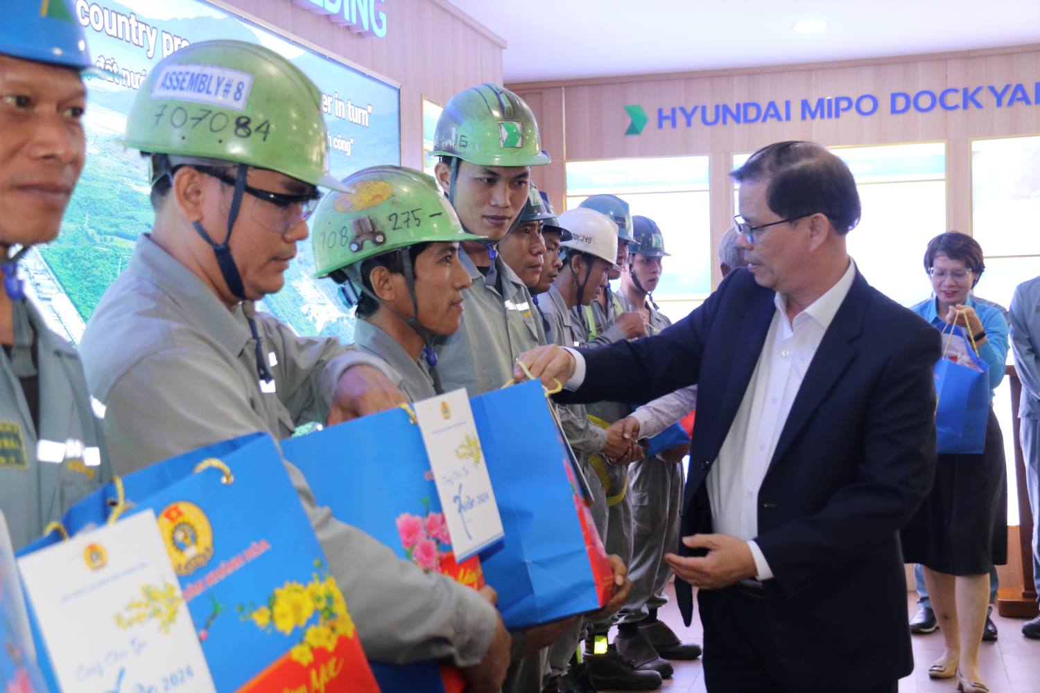 Chủ tịch UBND tỉnh Khánh Hòa hỏi thăm về đời sống việc làm và trao tận tay những phần quà Tết Sum vầy cho công nhân. Ảnh: Phương Linh