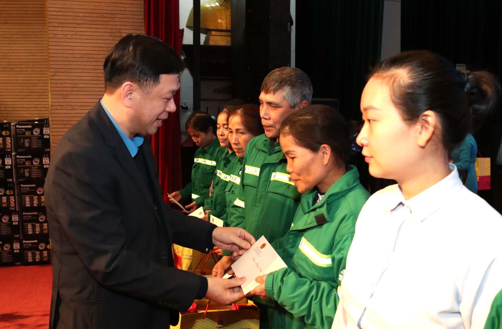 Đại diện Tổng Liên đoàn Lao động Việt Nam tặng quà công nhân lao động. Ảnh: Mai Dung