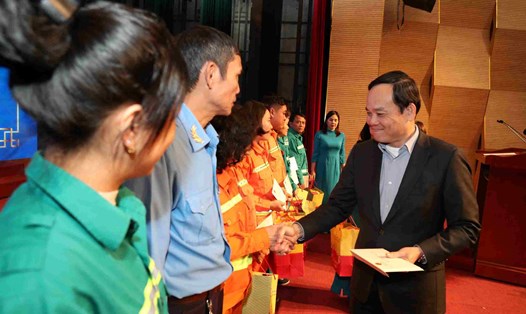 Phó Thủ tướng Chính phủ Trần Lưu Quang tặng quà công nhân lao động có hoàn cảnh khó khăn nhân dịp Tết nguyên đán Giáp Thìn 2024. Ảnh: Mai Dung