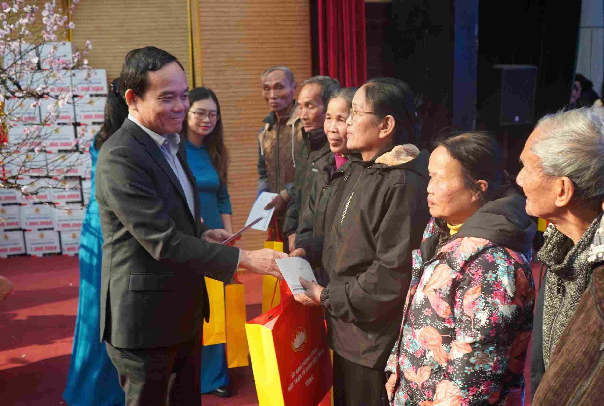 Đại diện 20 gia đình chính sách TP.Hải Phòng nhận quà Tết từ Phó Thủ tướng Chính phủ. Ảnh: Mai Dung
