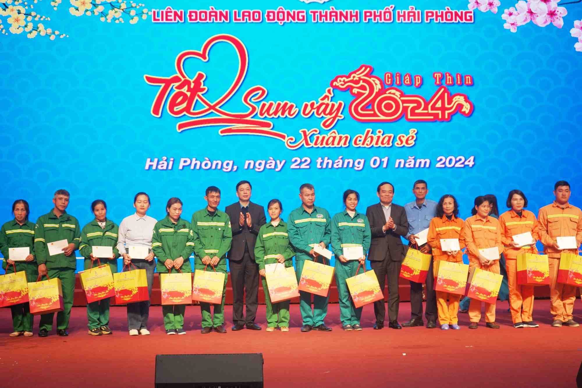 Phó Thủ tướng Trần Lưu Quang tặng quà, chúc Tết gia đình chính sách, công nhân lao động TP.Hải Phòng. Ảnh: Mai Dung